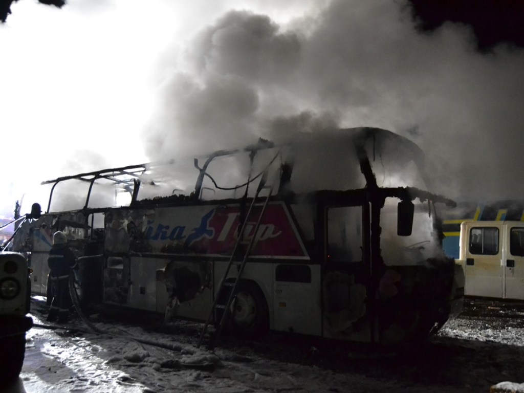 В Ровно дотла сгорел двухэтажный автобус Nеорlan (ФОТО, ВИДЕО)