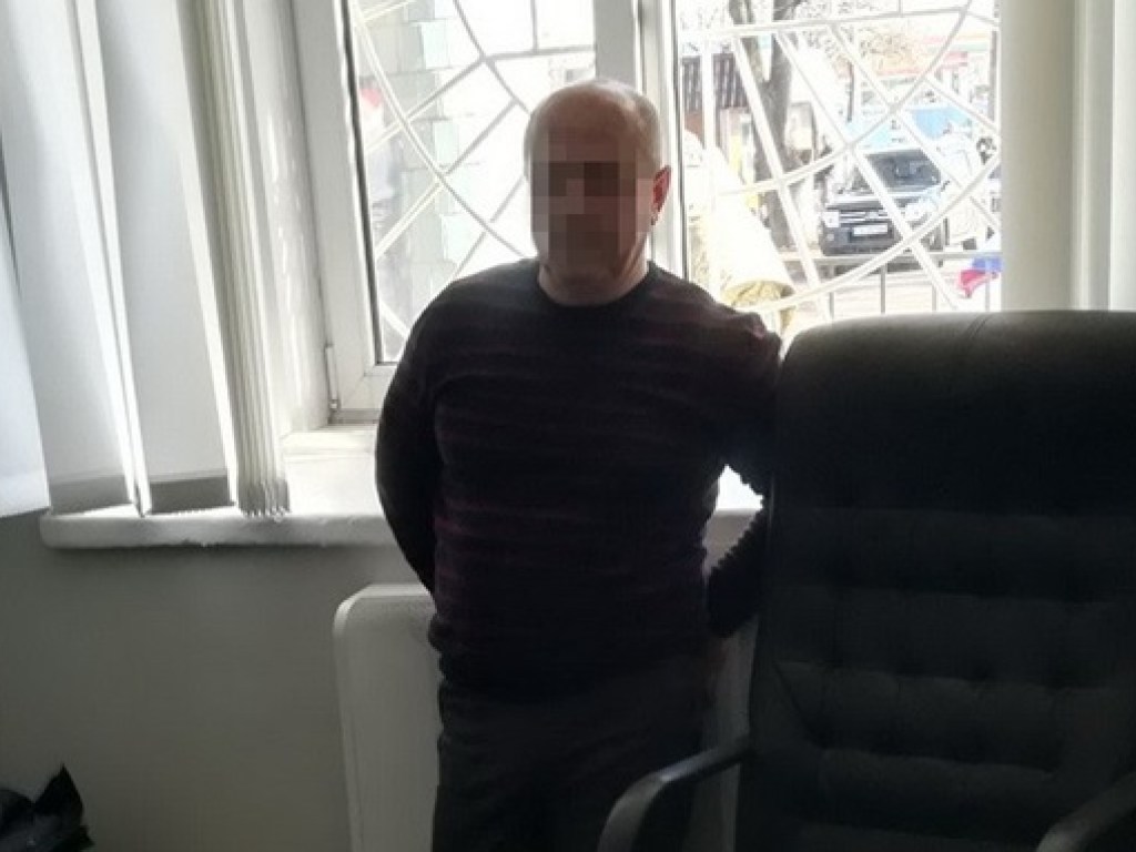 Требовал 20 тысяч долларов США: в Черниговской области на взятке попался глава сервисного центра МВД (ФОТО)