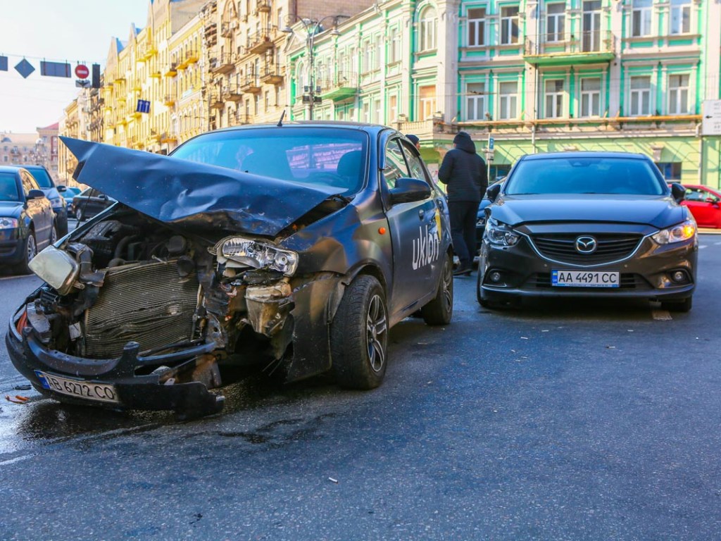 Проехал на красный свет: такси врезалось в автомобиль Mazda в центре Киева (ФОТО, ВИДЕО)