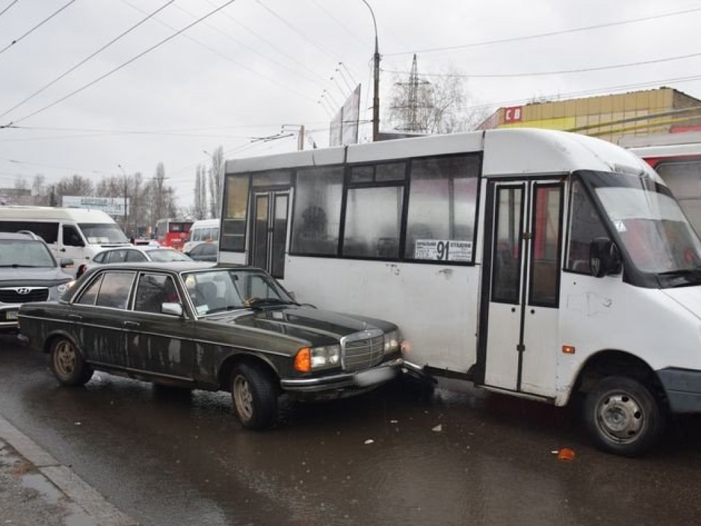 В Николаеве столкнулись Mercedes и маршрутка: в центре города образовался затор (ФОТО)