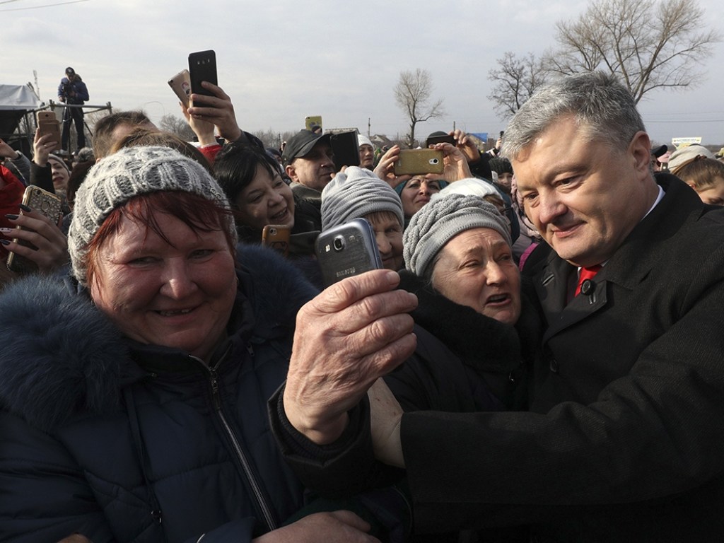 Журналистку луцкого телеканала силой увела полиция с выступления Порошенко в Ковеле (ВИДЕО)