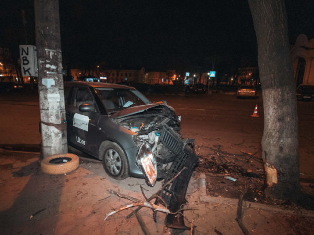 На Подоле в Киеве таксист заснул за рулем и врезался в дерево (ФОТО)