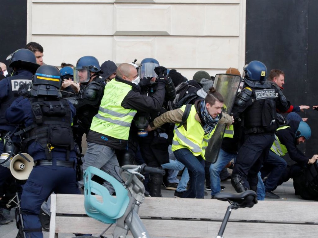 Новые столкновения полиции и «желтых жилетов» в Париже: фото и видео