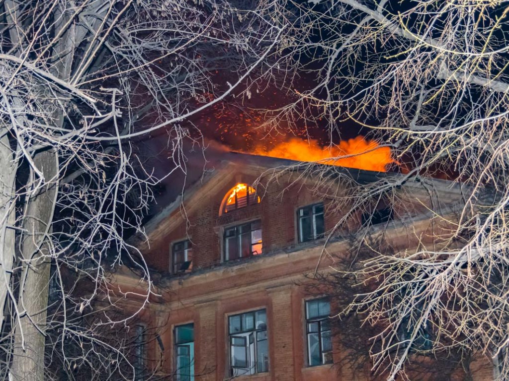 В Днепре горела больница: возгорание произошло на крыше (ФОТО)