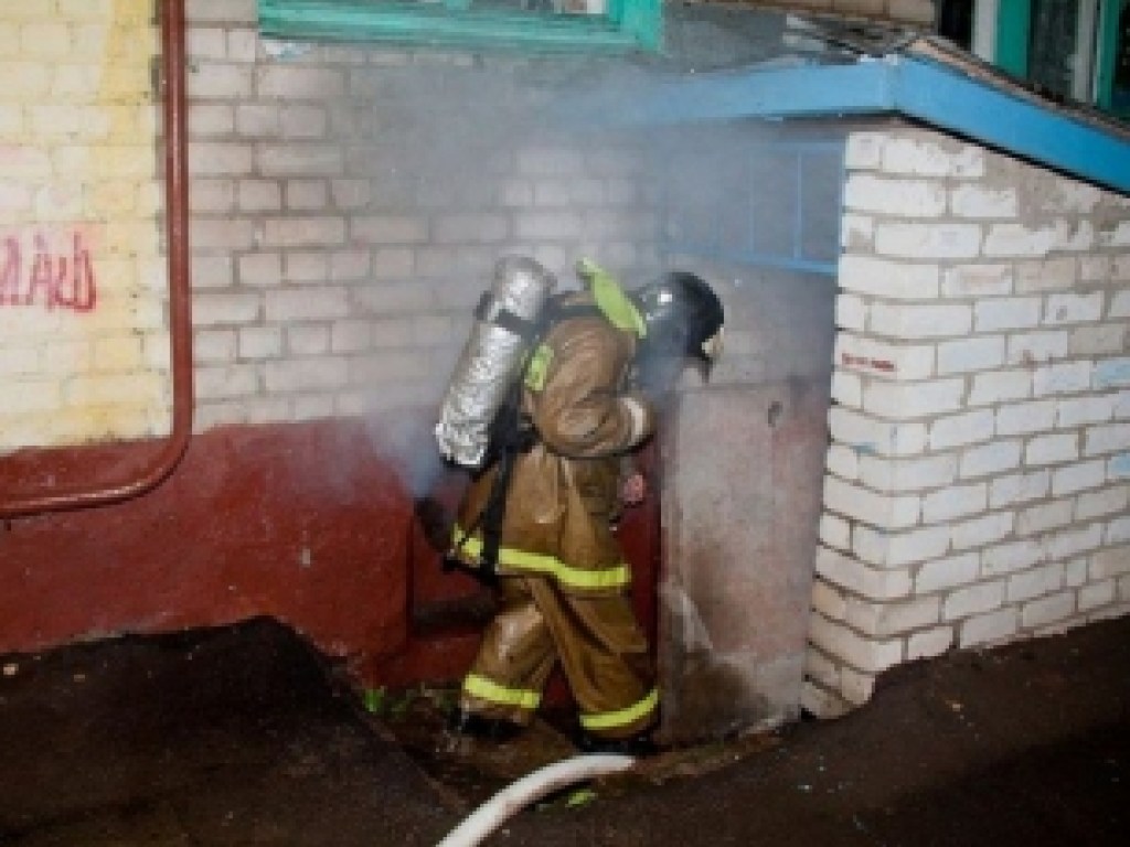 В Запорожской области бездомные едва не сожгли многоэтажку (ФОТО)