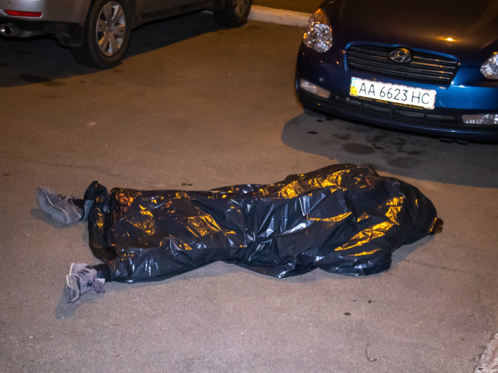 Трагедия на Караваевых дачах в Киеве: 18-летний парень выпрыгнул из окна многоэтажки (ФОТО)