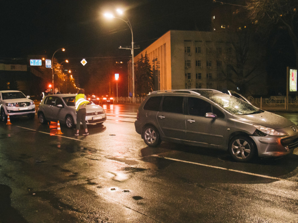 В центре Киева столкнулись Peugeot, Volkswagen и Toyota, есть пострадавший (ФОТО, ВИДЕО)