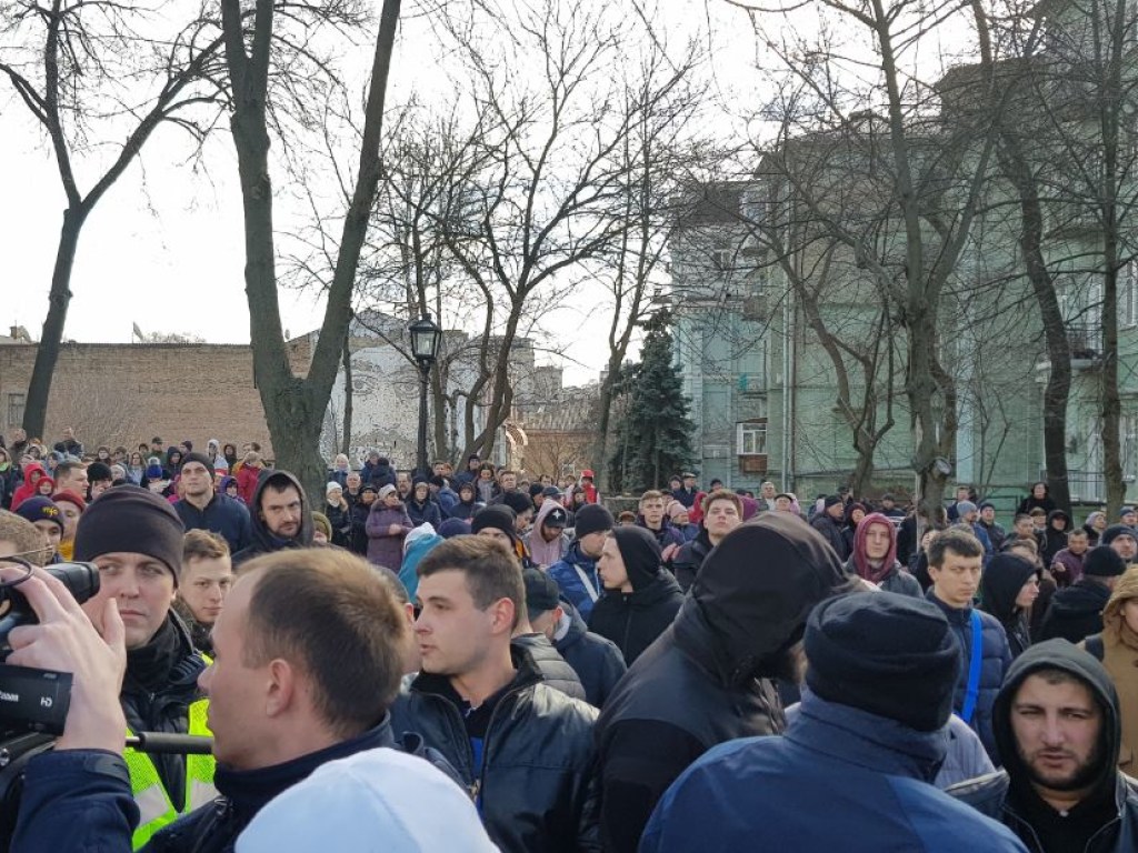 На митингующих против Порошенко напали титушки (ВИДЕО)