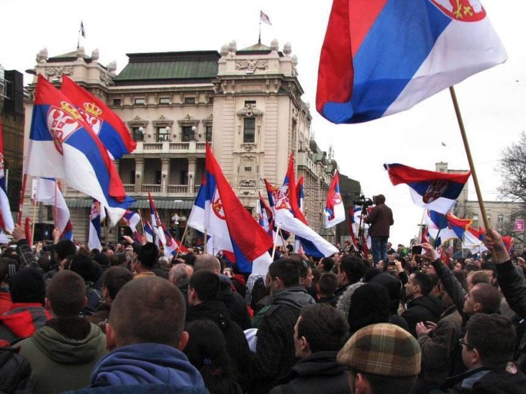 Протестующие образовали живой круг вокруг дворца президента Вучича в Белграде
