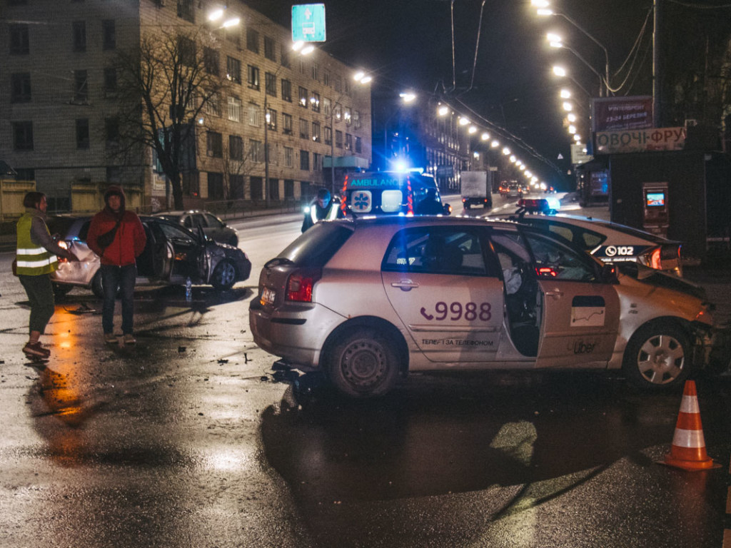Проехал на «красный»: В Киеве такси Uber протаранило Chevrolet, есть пострадавшие (ФОТО, ВИДЕО)