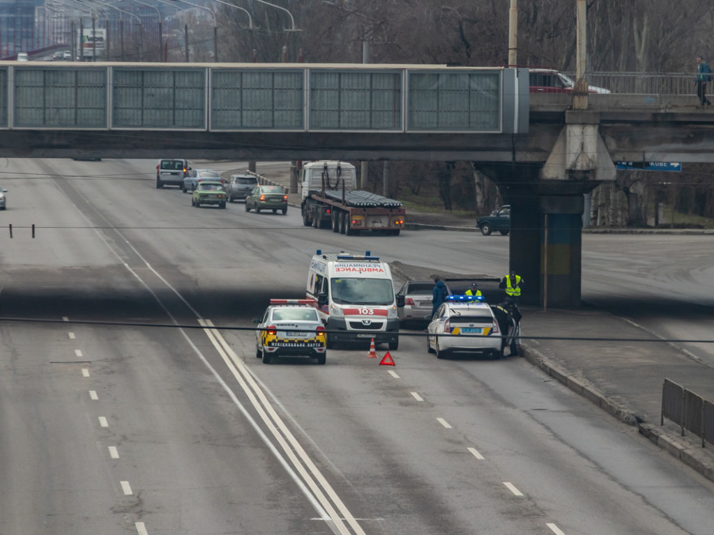 На проспекте в Днепре Chevrolet сбил пешехода (ФОТО, ВИДЕО)