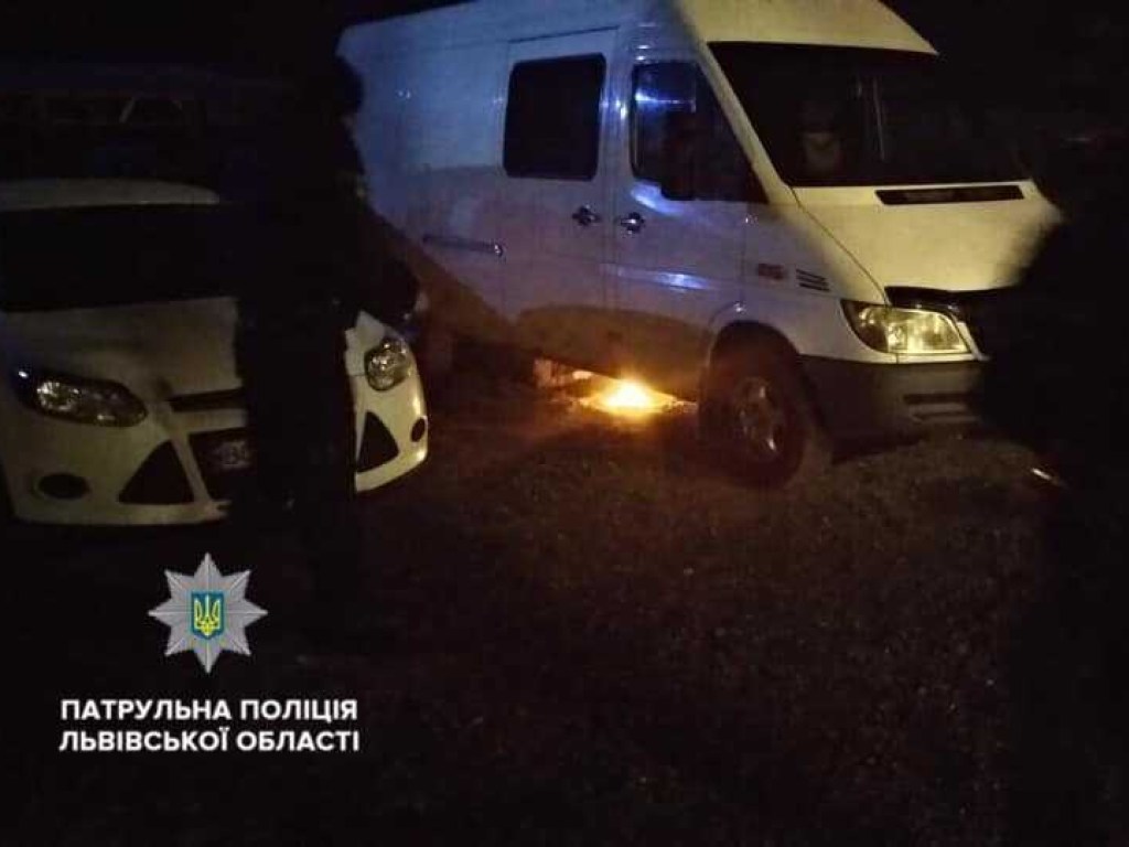 Попытка суицида или способ погреться: Во Львове житель Крыма развел костер под авто и лег рядом (ФОТО)