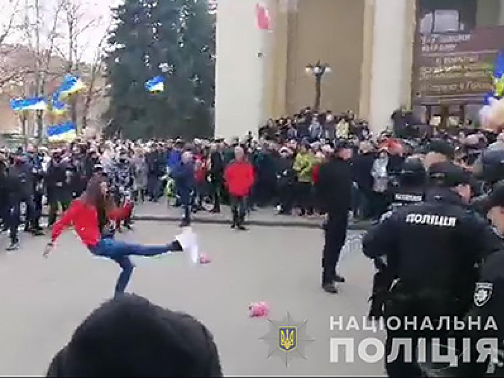 В Полтаве задержание полицией провокаторов из Нацкорпуса встретили аплодисментами