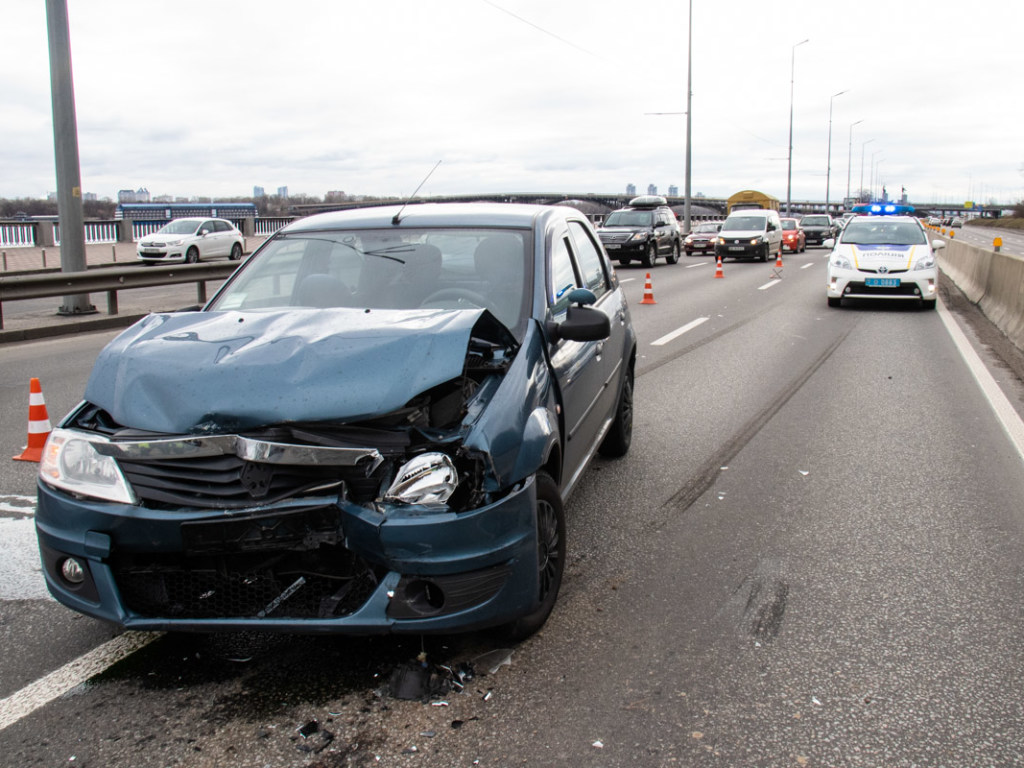 На Набережном шоссе в Киеве пьяный водитель протаранил Renault и спрятался на пассажирском сидении (ФОТО, ВИДЕО)
