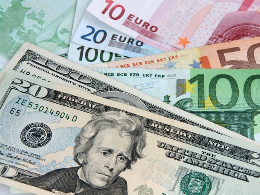 Доллар в обменниках подскочил на 13 копеек, курс покупки евро &#8212; почти на 20