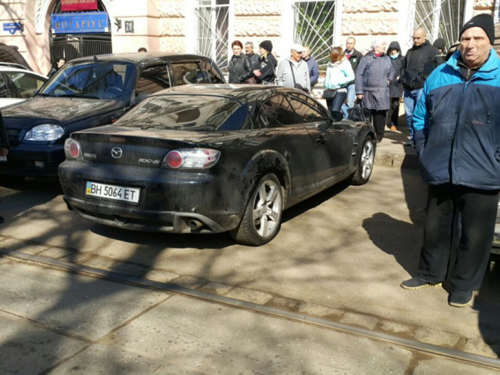 «Герой парковки» заблокировал движение трамваев в центре Одессы (ФОТО, ВИДЕО)