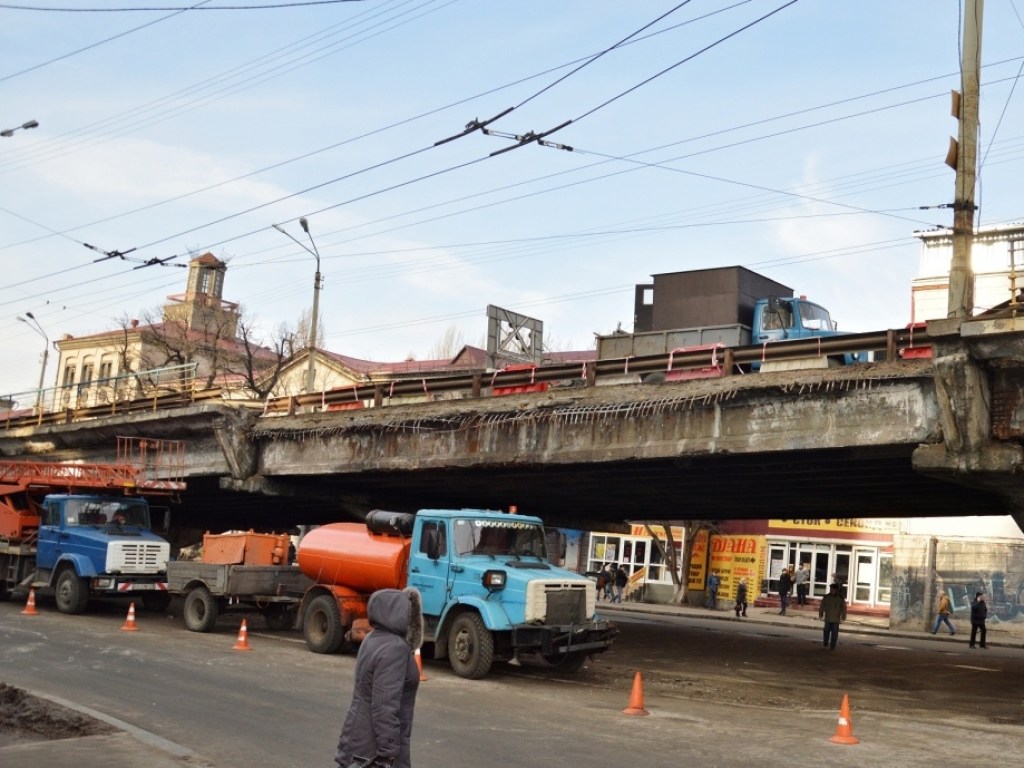 Из-за ремонта Шулявского путепровода в Киеве образовались громадные пробки (КАРТА)