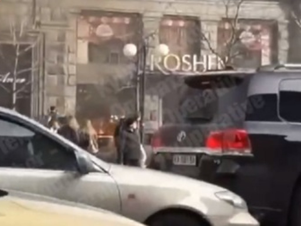 В центре Киева подожгли магазин Roshen (ВИДЕО)