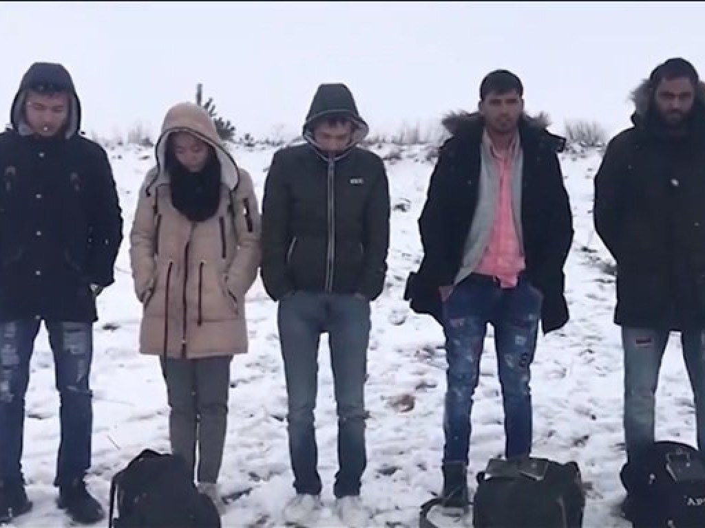 На границе с РФ задержали группу нелегалов (ВИДЕО)