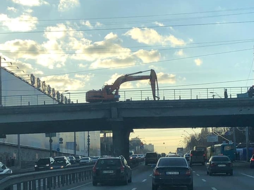 В Киеве начали демонтировать Шулявский мост (ФОТО)