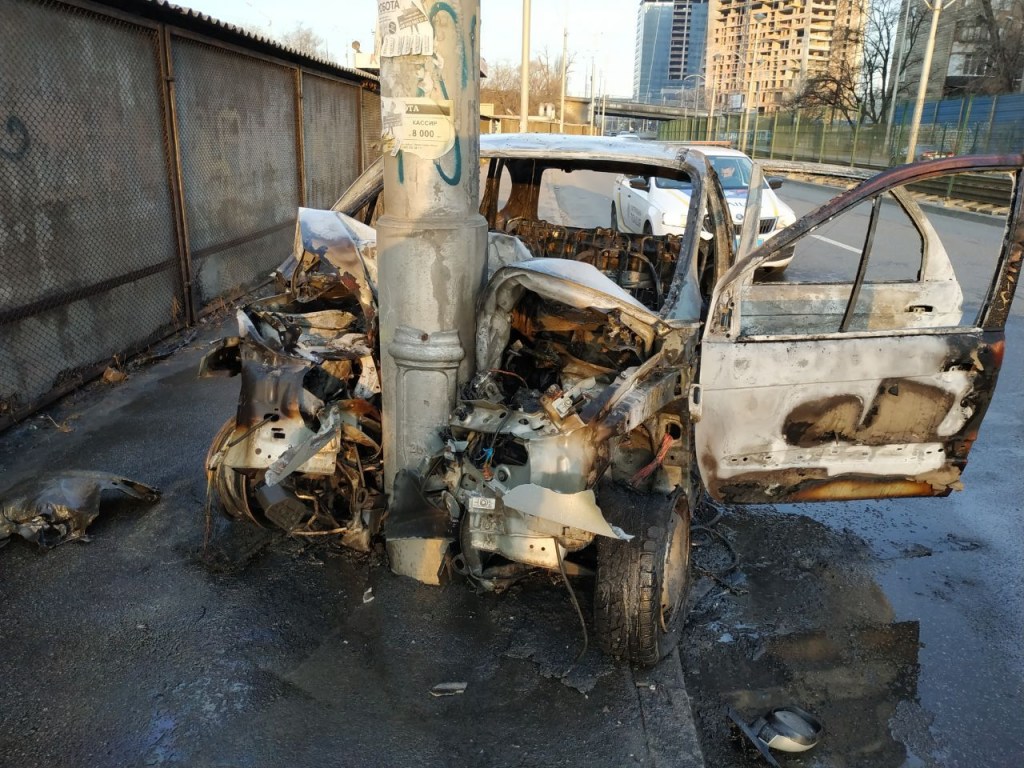 Мужчина за рулем Renault врезался в электроопору на улице Жилянской в Киеве: автомобиль выгорел полностью (ФОТО)