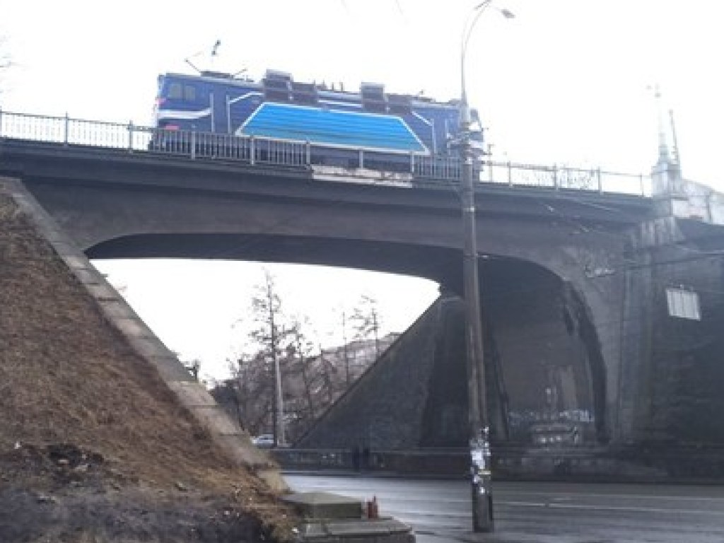 На столичной Куреневке начал разрушаться мост (ФОТО)