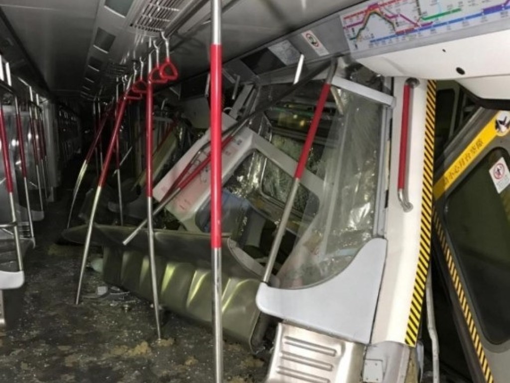 В метро Гонконга столкнулись два пустых поезда (ФОТО)