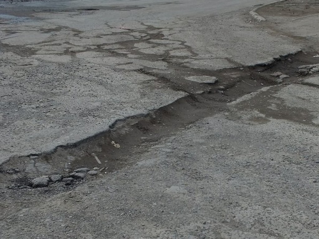 Грузовик бизнесмена разбил 140 метров дорожного покрытия под Одессой (ВИДЕО)