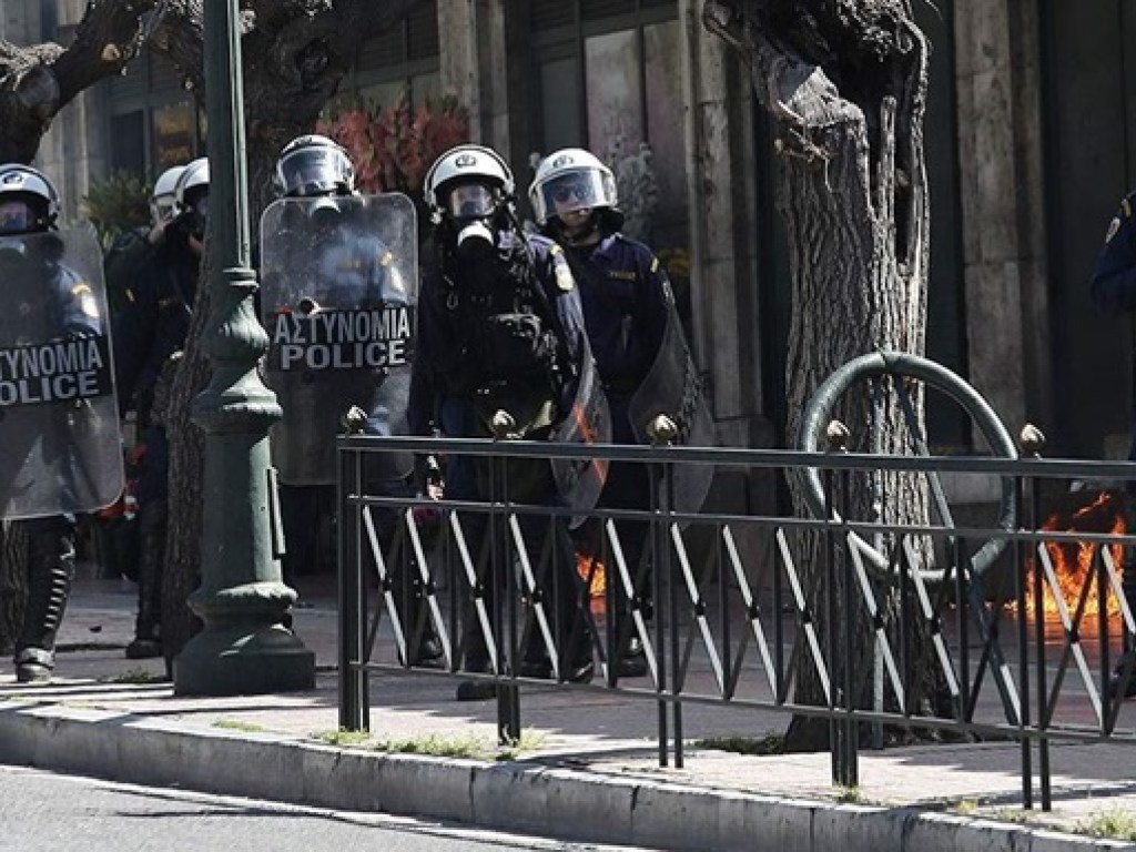 В Афинах протестующие студенты забросали полицию «коктейлями Молотова» (ВИДЕО)