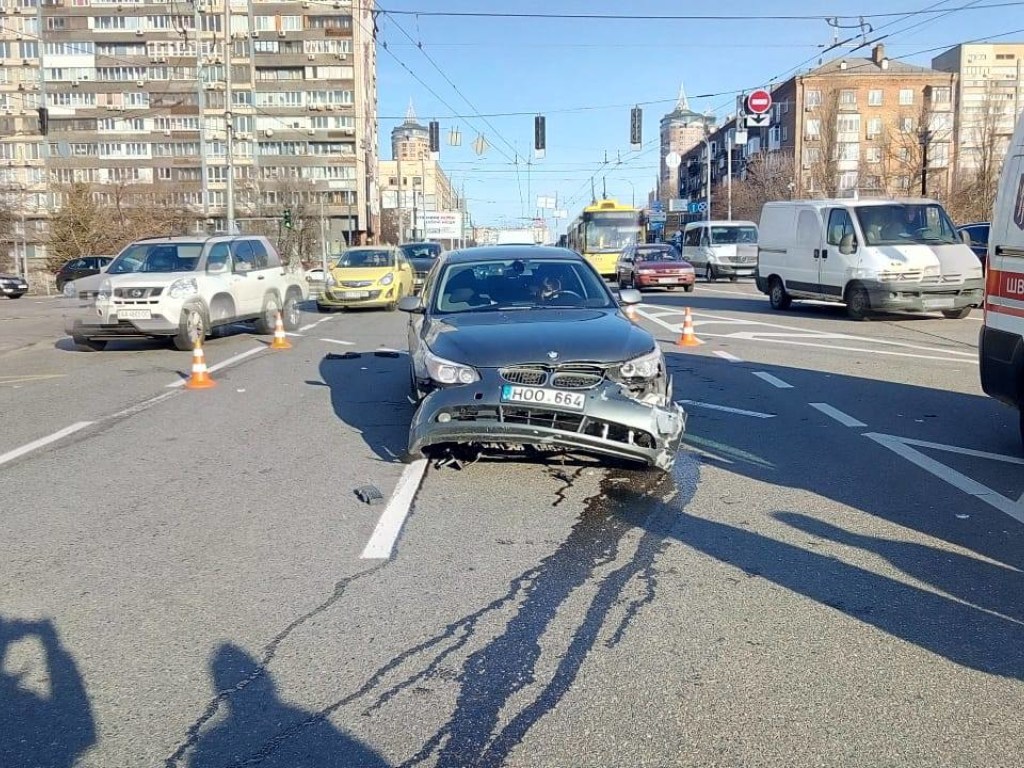 В центре Киева произошло тройное ДТП (ФОТО)