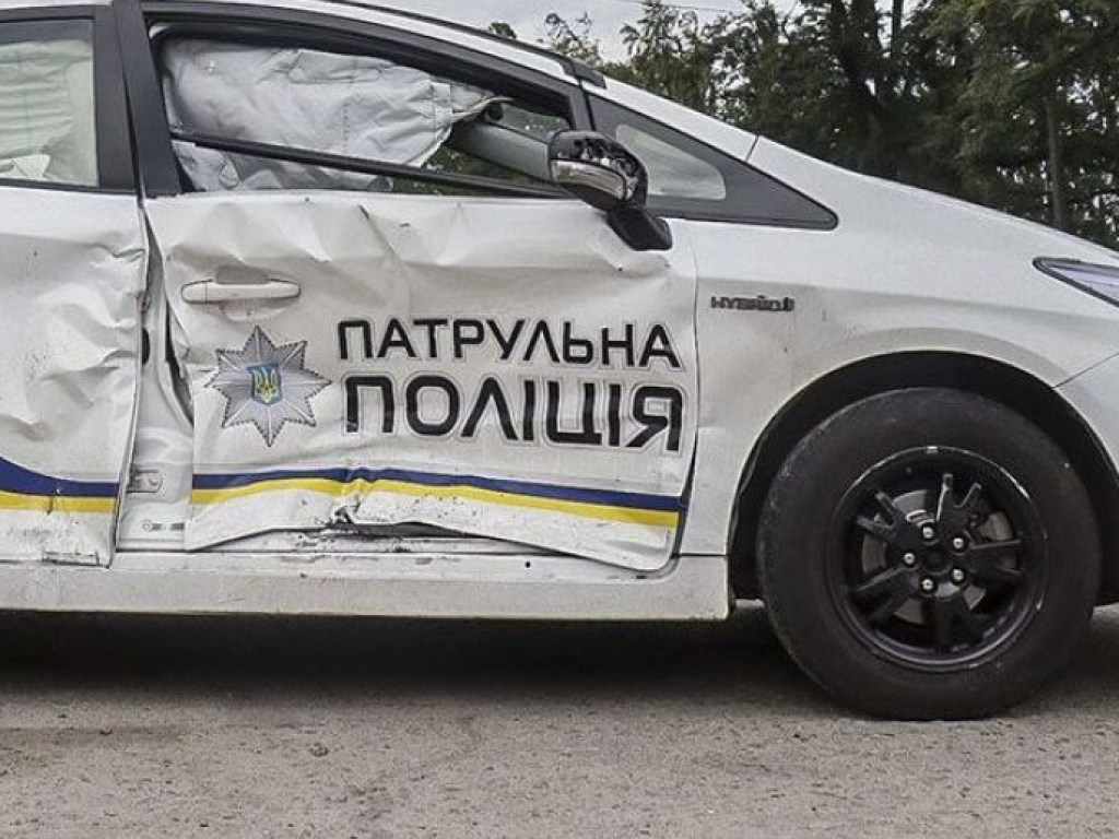 В Харькове полицейские на автомобиле врезались в дерево
