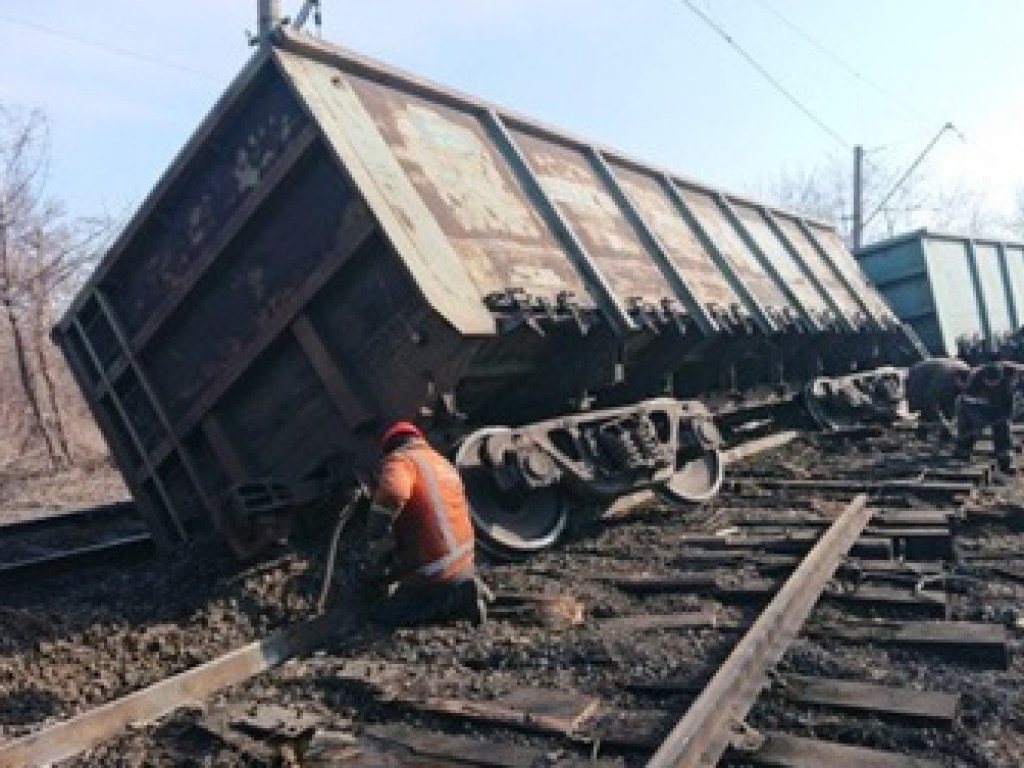 В Днепропетровской области несколько грузовых вагонов перевернулись из-за кражи накладок с рельсов (ФОТО)