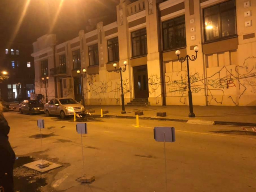 В Одессе вандалы испортили стену русского драмтеатра (ФОТО)