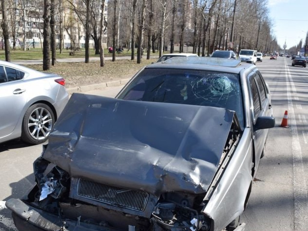 При столкновении «Лады» и «Вольво» в Николаеве пострадала 13-летняя девочка (ФОТО)