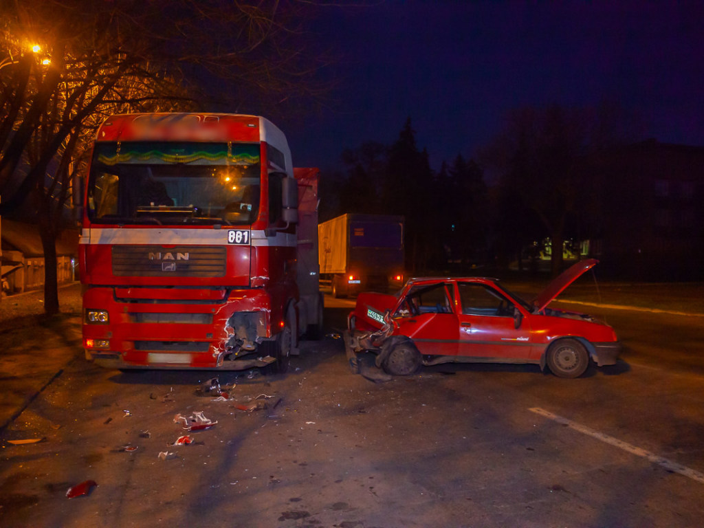 ДТП в Днепре: на проспекте столкнулись два грузовика и Opel (ФОТО)