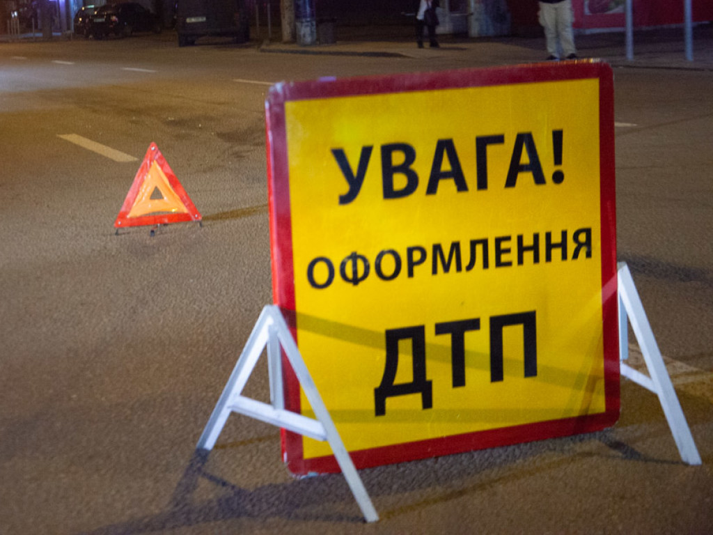 Водитель заснул за рулем: на трассе Киев-Чоп перевернулась фура с конфетами Roshen (ФОТО, ВИДЕО)