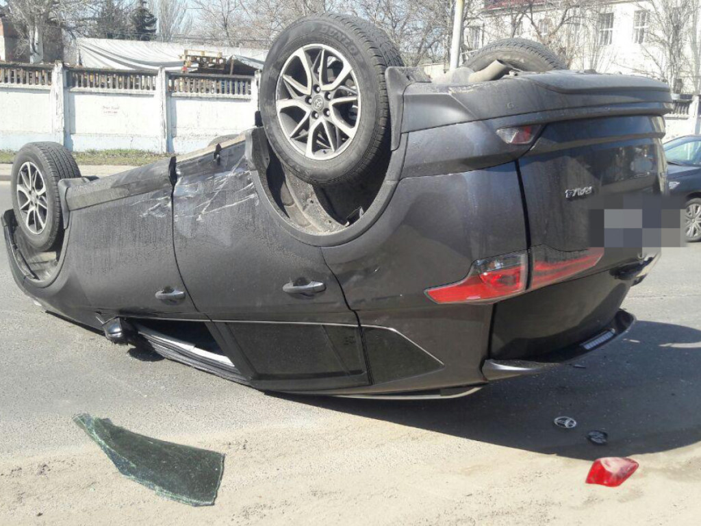 В Одессе Toyota перевернулась на крышу после столкновения с BMW (ФОТО)