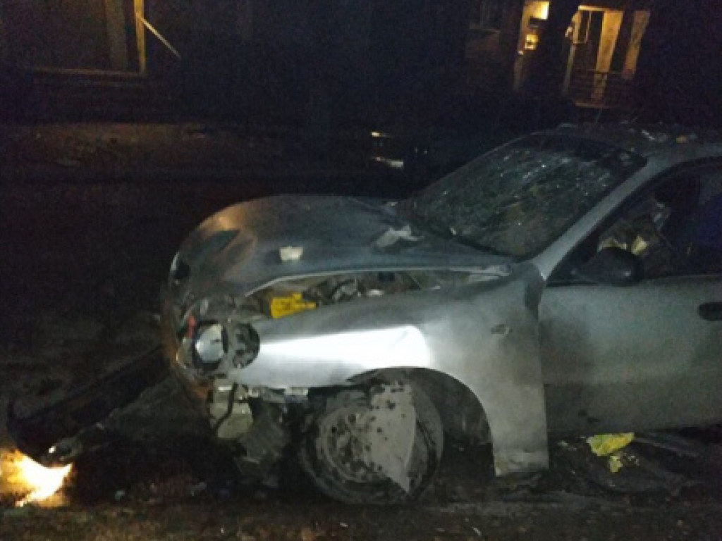 В Луганске прогремел взрыв: повредило автомобиль и окна домов (ФОТО)
