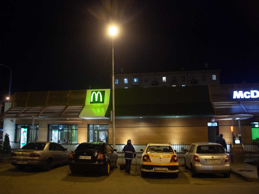 В Днепре посетитель McDonald’s вскрыл себе вены (ФОТО)
