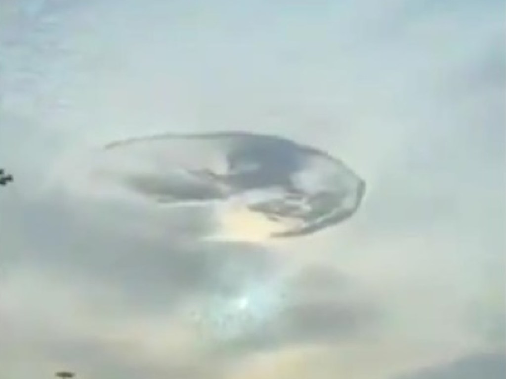 Очевидцы сняли на видео загадочный круг в небе (ВИДЕО)