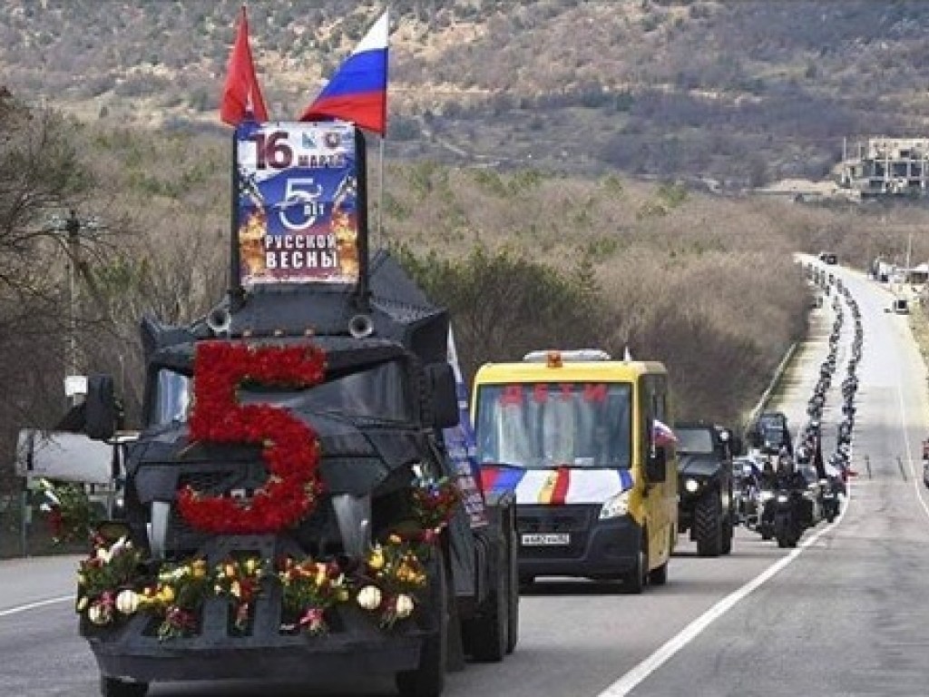 В Крыму увидели странную автоколонну (ФОТО)