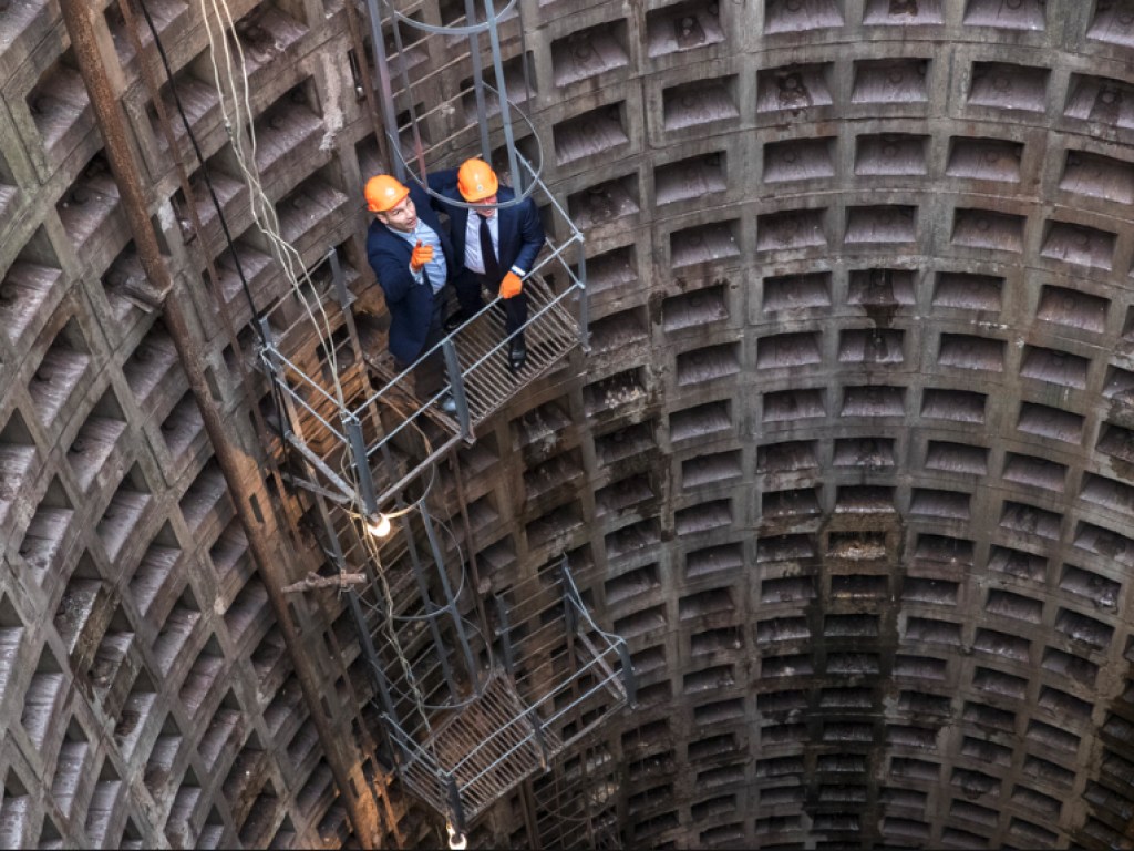 Кличко спустился в монтажную шахту метро на Виноградарь (ФОТО)