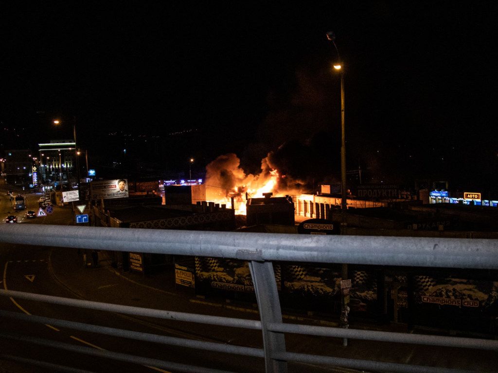 На Демеевском рынке в Киеве произошел пожар (ФОТО, ВИДЕО)