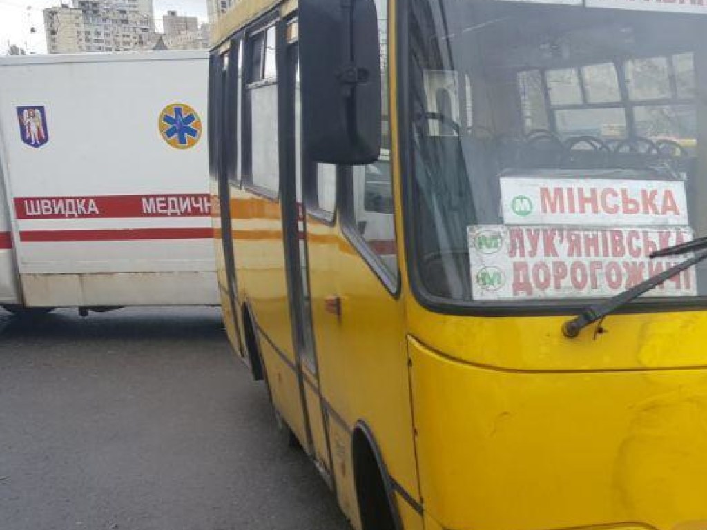 В Киеве водитель вырвал дверь маршрутки для эвакуации пассажиров  (ФОТО, ВИДЕО)