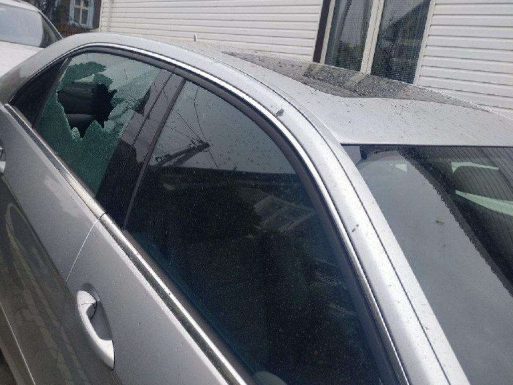 В Черновцах во дворе частного дома взорвалась граната: повреждены два автомобиля (ФОТО)