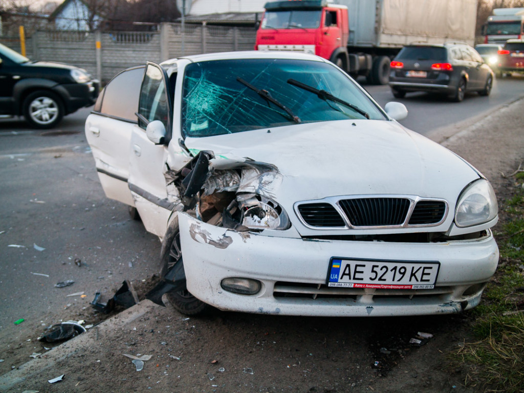 В Днепре на перекрестке столкнулись Daewoo и грузовик (ФОТО, ВИДЕО)