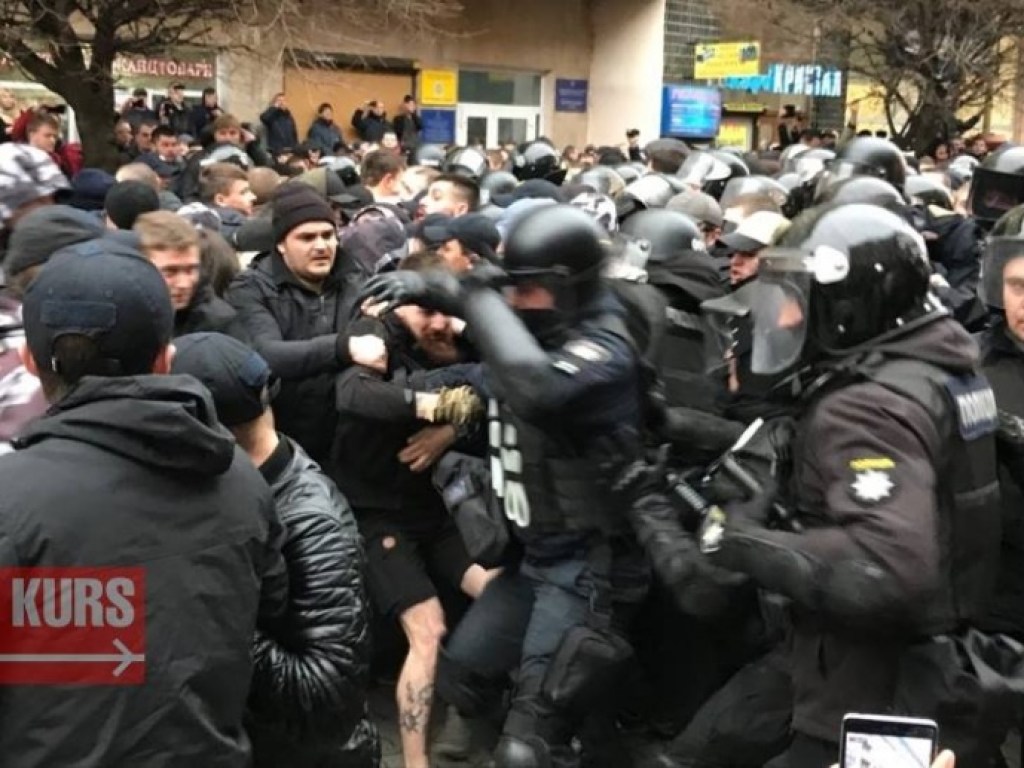«Нацкорпус» снова устроил драку с полицией на митинге Порошенко (ФОТО)