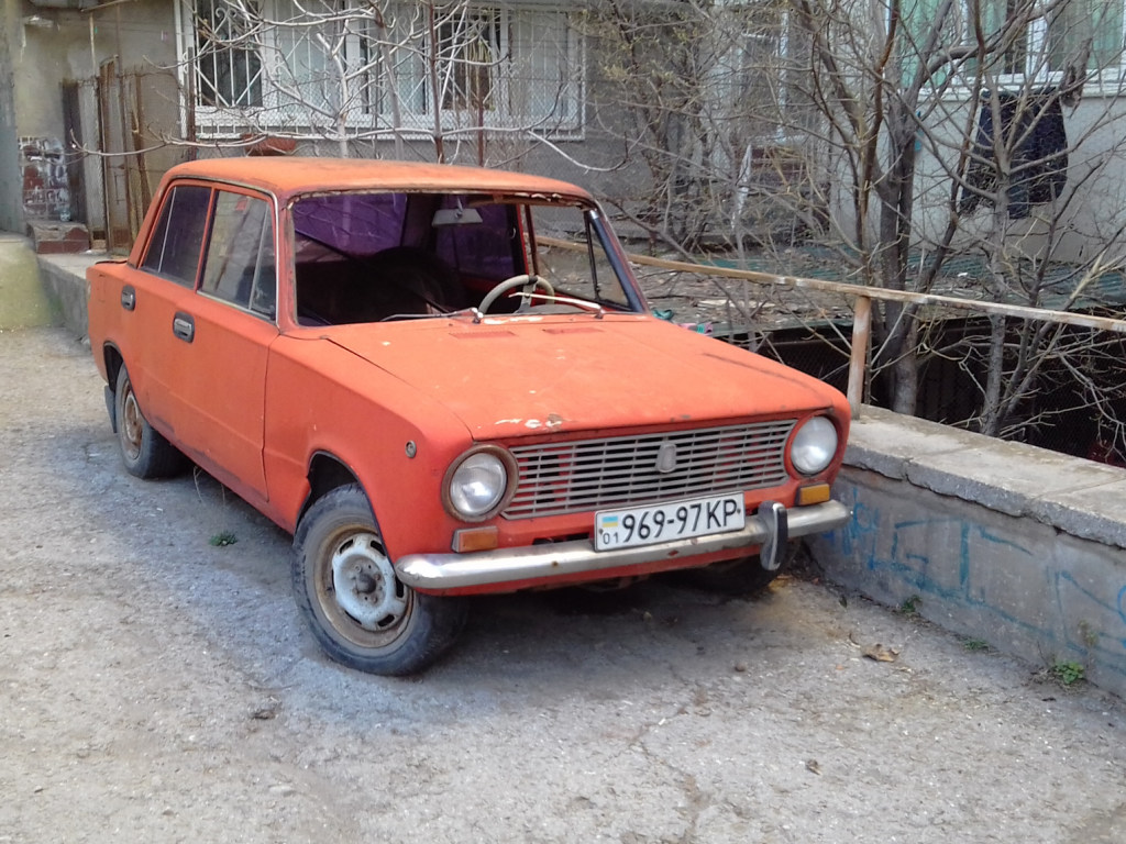 Столичные коммунальщики нашли на улицах Киева  более 500 бесхозных авто