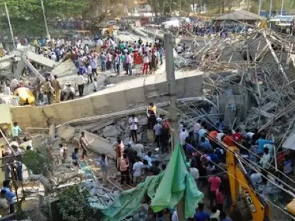 В Индии обрушилось здание с людьми внутри (ФОТО, ВИДЕО)