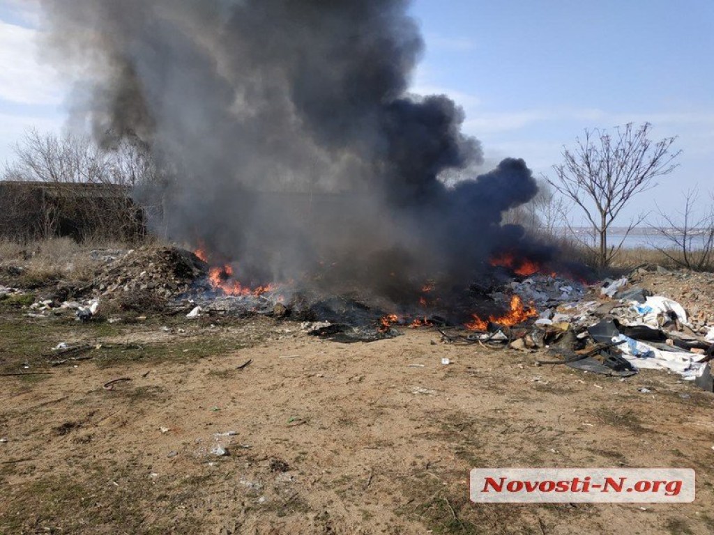В центре Николаева горела свалка мусора (ФОТО)